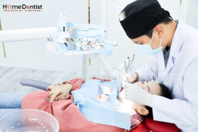Khách hàng điều trị tủy tại Home Dentist